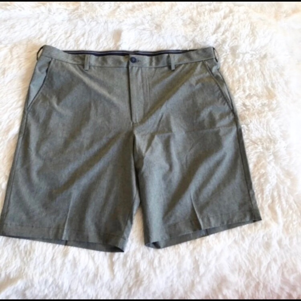 Shorts men Waist 42  IZOD. NEW